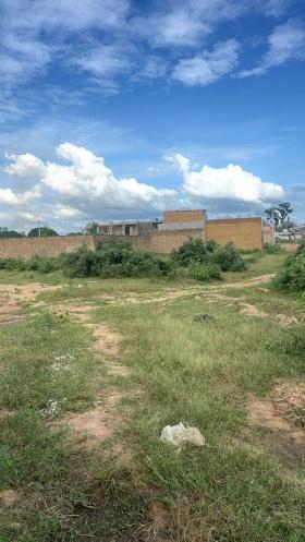 Terrain de 300 mètres carrés à vendre à Malicounda Sénégal Terrain de 300 mètres carrés à vendre à Malicounda péage
À 3 minutes de la sortie du péage
Type de papier: délibération
Zone calme
Accès facile
Aéroport AIBD à 30 minutes
À 45 minutes de Dakar
Bon pour projet à usage d’habitation ou d’investissement immobilier
Prix: 9.000.000 de francs CFA soit 13 740 euros
