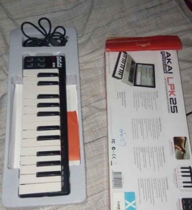  Clavier maitre akai lpk 25 Bonjour, vends un clavier maître pour beatmaker transportable et très pratique.
TEl : 777196644
