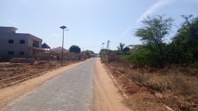 Terrain de 300 mètres carrés à vendre à Somone Sénégal Terrain de 300 mètres carrés à vendre à la Somone Lagune 
À 5 minutes de la plage en voiture
Zone calme
accès facile 
Eau et électricité disponibles 
Type de papier : délibération 
Commerces et services à proximité 
Aéroport AIBD à 30 minutes 
Dakar à 45 minutes 
Bon pour projet à usage d’habitation ou d’investissement immobilier 
Prix: 25.000.000 de francs CFA soit 38.178 euros
