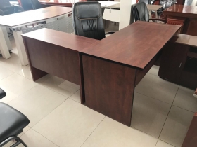 Table Bureau Des tables de Bureau de 1m20,1m60 et 1m80 disponibles.
Livraison + installation gratuit dans la ville de Dakar.
Veuillez nous contacter pour plus d