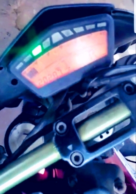 Ducati hypermotard evo sp 2011 Ducati Hypermotard 803 cm3 59 kW (80,2 ch) à 8000 tr/min. Couple :77 Nm à 6250 tr/min bicylindre 4T, refroidissement par air, simple ACT, 2 soupapes
très puissante robuste et maniable.
Bien entretenue rien à faire 