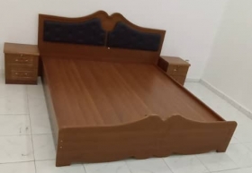 Des lits 3 places avec chevets 