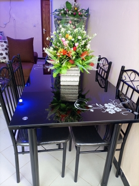 Table à manger Table à manger 4 places à vendre chez Samba Services Déco avec une garantie et une livraison gratuite