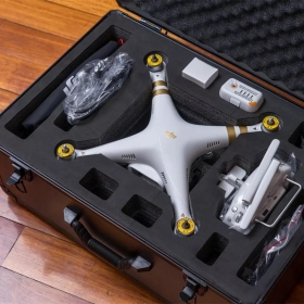 Vente de drone phantom 3 Je vends un drone phantom 3 neuf avec une batterie et ses accessoires. 