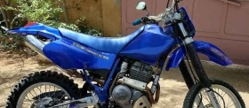 Yamaha 250 tt Bonjour, à vendre une moto complètement remise à neuf, moteur, pneus, peinture, pot acrapovik etc ...
