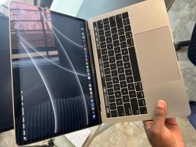 MacBook Pro 13.3'' Touch Bar 256 Go SSD 8 Go RAM Intel Core i5 quadricœur à 2.4 GHz 2019