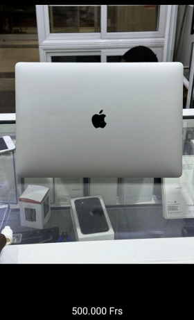 MacBook Air 2020 Core i3 SSD 256 gb / 8 gb Ram 13 pouces. Facture plus Garantie. Livraison 2000 