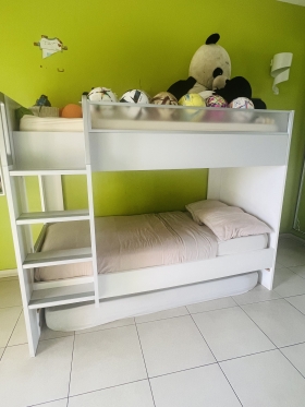 Chambre enfant  Chambre enfant , constitué d’une armoire 3 battant et d’un lit superposé de la marque GAUTHIER . 
Couleur blanc /gris 