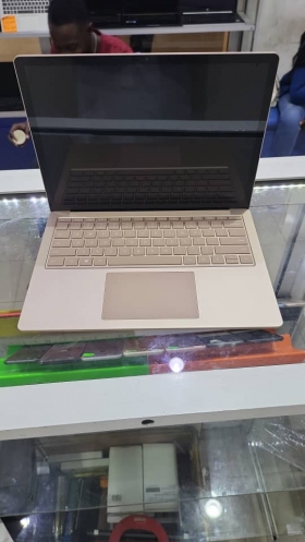 Surface laptop 3 Core i5 8th génération. 
SSD 256go/8 gb.
