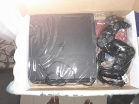 PS4 avec deux manettes  Console en très bon état accompagné de deux manettes (dont une non fonctionnelle et à réparer avant utilisation)
Livraison disponible.
