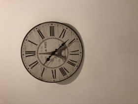 Horloge murale On propose à vendre une horloge murale presque neuve acheté du magasin casa nova
