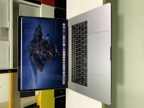 Ordinateur  MacBook Pro 2018 RAM 16GB Stokage 512GB 
La qualité garantie est notre engagement envers vous. Recevez vos achats avec une facture, et optez pour la livraison à domicile ou le retrait en point de vente.