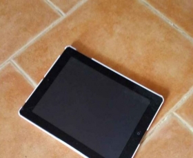 Ipad Ipad avec 64 go de mémoire à vendre,écran légèrement fêlé mais n