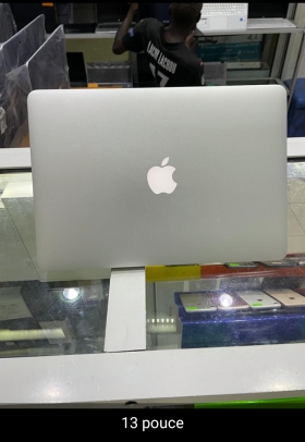 MacBook Air 2017 Core i5 
RAM 8 go 
disque dur SSD 128 go 
taille 13 pouces. 
