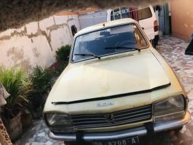 vente je vends une robuste peugeot 504berline d’occasion moteur essence boite manuelle...véritable voiture de collection carrosserie dorée