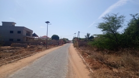 Terrain de 300 mètres carrés à vendre à Somone Sénégal Terrain de 300 mètres carrés à vendre à la Somone Lagune 
À 5 minutes de la plage en voiture
Zone calme
accès facile 
Eau et électricité disponibles 
Type de papier : délibération 
Commerces et services à proximité 
Aéroport AIBD à 30 minutes 
Dakar à 45 minutes 
Bon pour projet à usage d’habitation ou d’investissement immobilier 
Prix: 25.000.000 de francs CFA soit 38.178 euros
