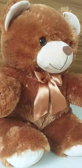 Peluche Ours Marron Joli nounours marron avec avec sa tête bien ronde, ses yeux transparents noirs et brillants, son gros museau arrondi et son grand sourire. il a une bouille qui vous fera briser ! convient au tout petit et au grand. de plus, grâce à la douceur de son pelage et le moelleux de son rembourrage. les enfants comme les adultes vont adorer se blottir dans les bras de notre tendre ours marron.c’est un article qu’on peut utiliser pour décorer une pièce de la Maison.
c