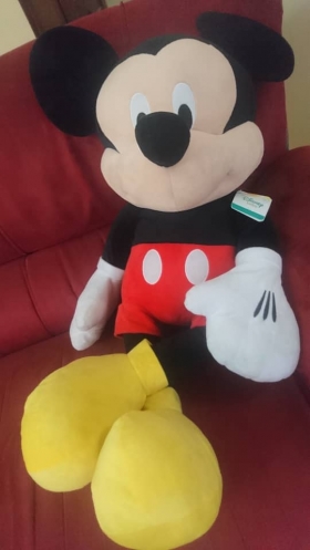 Peluche géante Mickey Mouse Voici une Peluche Neuve Disney Mickey Mouse Géant de100cm de Hauteur.Ce Un grand ami doux pour vos enfants est Neuf avec son étiquette d