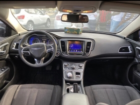 Chrysler 200 2016 •Marque : Chrysler 
•Modèle : 200
•Année : 2016
•Carburant : Essence 
•Kilométrage : 98000
•Boite Vitesse : Automatique 
•Détails :  4 cylindres, grand écran tactile, camera de recul, radar, Bluetooth, usb, aux. 