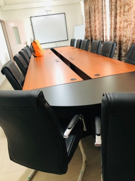 Table de réunion  Des tables de réunion de 4,6,8,12,20 et plus disponibles.
Les prix varient en fonction des dimensions. 
Livraison et montage gratuit dans la ville de Dakar. 
Veuillez nous contacter pour plus d