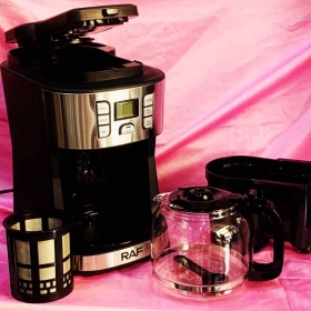 Machine à café avec moulin à café La machine à café de la marque RAF R-110 est une machine à café professionnelle avec des fonctions d