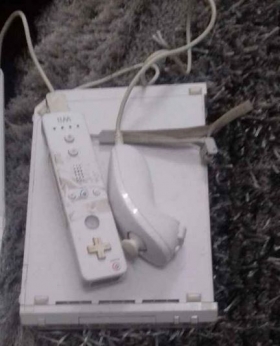  Wii Je vends un wii avec une manette et une cassette. merci de me contacter.

