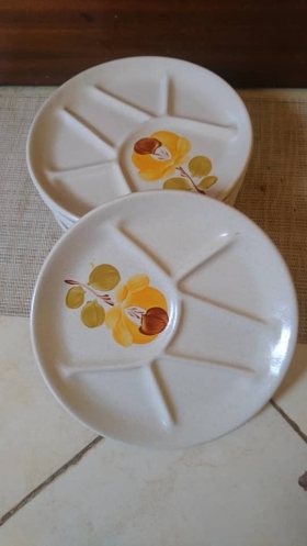 Assiettes à Compartiments  Assiettes à 6Compartiments toutes neuves en porcelaine avec motif fleurette peint main de 23cm de diamétre frabriquées par la grande marque de vaisselle Française Faïence de Standar.Ces jolies assiéttes sont idéales pour l
