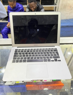 MacBook Air 2014 Core i5 
Ram 8 gb 
Disque dur SSD 128 gb 
13 pouces 
