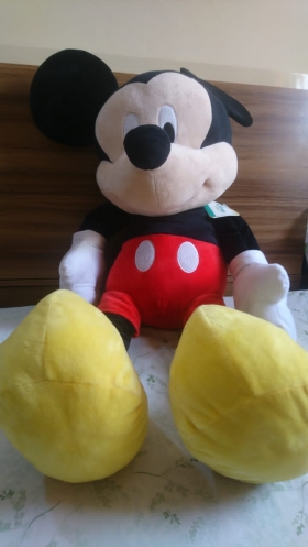 Peluche Mickey Mouse Geant Bonjour voici une trés jolie peluche Neuve disney Mickey Mouse Géant de 100cm de hauteur.Ce grand ami doux pour vos enfants est neuf avec son étiquette d