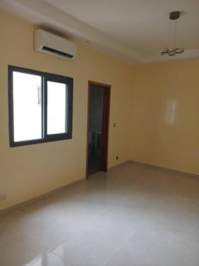 APPARTEMENTS NON MEUBLE A LOUER AUC ALMADIES APPARTEMENTS NON MEUBLE A LOUER AUX ALMADIES 
Appartement de 2 chambres dont 1 avec sde et climatisee 1 Salon dont  avec balcon 1 Cuisine avec placards 
1 sde visiteur 
I immeuble est non loin de L