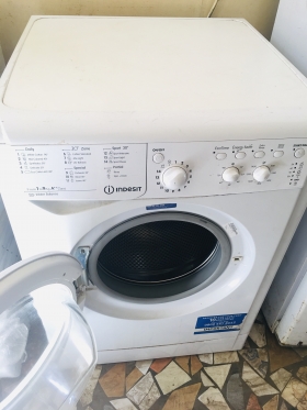 Machine à laver 9kg de marque INDESIT Classe A++ Darou Rahmane Trading vous propose une grande machine à laver 9kg de marque INDESIT venant de l’Allemagne en très bon état et avec garantie 