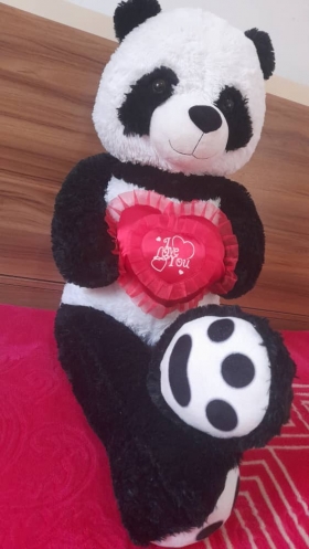 Peluche Géante Panda Love Sublime et adorable peluche panda gèante de 100cm de hauteur qui a un grand coeur à offrir.ce belle peluche  est concu pour les amoureux et les personnes qui s