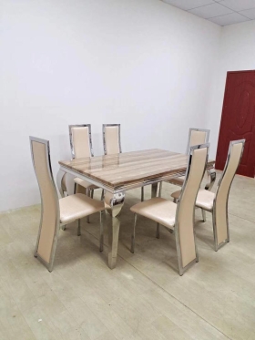 Tables à manger Des tables à manger 4, 6 et 8 places disponibles en plusieurs couleurs et différents design. À partir de 120.000fr et le prix varie selon modèle et le nombre de chaises. 

Livraison + Montage GRATUITS dans la ville de Dakar. 

Contactez-nous pour plus d