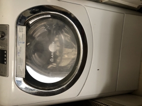 Machine à laver 11,5kg Ariston Machines à laver 11,5 kg de marque Anglaise Ariston en très bon état et avec garantie