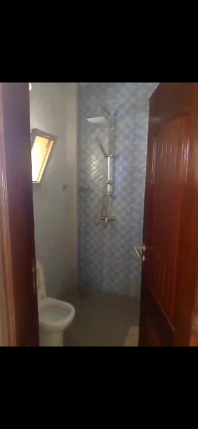 Chambre + toilette extérieure personnelle à louer à ngor  À louer à ngor almadies dérrière chez catia une chambre avec toilette exterieure personnelle, accès à la cuisine. Niveau 3e etage dans un immeuble propre et bien entretenu. l