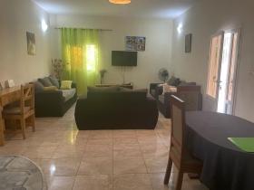 Appartement de deux chambres en location sur Saly Portudal Très beau appartement meublé au rez-de-chaussée à louer, comprenant deux chambres, chacune avec sa propre salle de bain, un salon, une cuisine ouverte et une grande terrasse. 
Il est situé dans une villa de deux niveau à Saly Bambara, à proximité du trente mètres en face de CFAO MOTORS. 
Prix de location pour une longue durée.
Pour plus d