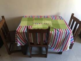 Table à manger Table à manger avec 3 chaises à vendre.