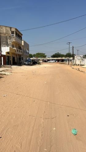 Terrain de 500 mètres carrés à vendre à Mbour Sénégal Terrain de 500 mètres carrés à vendre à Mbour
Zone résidentielle 
À 200 mètres de la plage
Sur la route de l’hôpital grand M’bour
Type de Papier: Acte  administratif
Eau et électricité disponible
Accès facile
Près de tous les commerces et services
Aéroport AIBD à 30 minutes
À 45 minutes de Dakar
Bon pour projet à usage d’habitation ou d’investissement immobilier
Prix: 40.000.000 de francs CFA soit 61 069 euros
