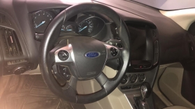 Ford Focus se 2014 Ford Focus se 2014 
automatique 
essence
 climatisé 
très propre 
kilométrage 110mil 
grand écran
intérieur tissu
jantes allu 
échange possible
