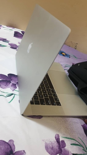 Mac book pro 2019 core i7 MacBook book Pro i7 2019 Ram 32go disque ssd 500go écran 16pouces 4k (3072×1920) Touche barre. Carte graphique Radeon Pro 5300M de 4go dédiée.