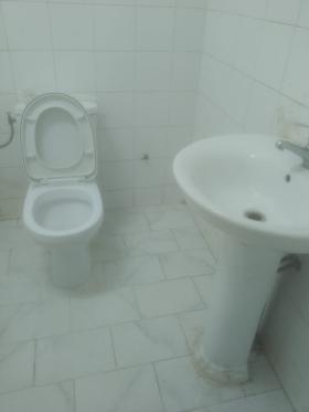 Chambre avec salle de bain à louer au virage  A louer au virage non loin de la brioche doree une chambre propre avec salle de bain, accès à la cuisine.  Prix 90 000 FCFA/mois 
