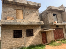 Maison inachevée à vendre Maison R+1 à vendre au Petit Mbao avec un titre foncier individuel. La maison est composée de 15 pièces dont 07 au Rez de chaussée et 08 à l