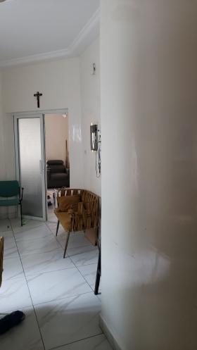 TRÈS BEL APPARTEMENT À LOUER  UN JOLI APPARTEMENT 
DE 3 CHAMBRES SALON BALCON AVEC 5 TOILETTES ET UNE CUISINE  À  LOUER À LIBERTÉ 6 EXTENSION. 

NB : DÉPLACEMENT 2000 frs
