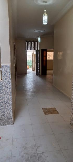 F5 A LOUER A KOUNOUNE Appartement F5 a louer a kounoune cite SAGEF.
Accisssible et securise.
Il est compose de :
4 Chambres
3 Salles de Bain
1 Salon
1 Cuisine
1 espace familial
1 Patio

