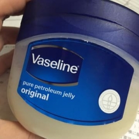 Vaseline originale USA Optez pour la Vaseline originale pour lutter contre vos problèmes de peaux et pour les bébés pour lutter contre les irritations cutanées. 
