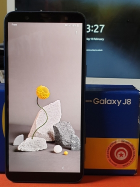 Samsung Galaxy J8 Vente cause double emploi : EN parfaite condition * Aucune fissures ni rayures * 2 coques offertes (Noir / Silicone transparente) * Très bonne autonomie batterie Et surtout un design élégant et original.