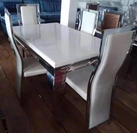Tables à manger Tables à manger à 6 chaises importées de haute qualité e, très uniques et élégantes pour embellir votre salon en provenance de Turquie. prix à partir de 365 000cfa
livraison et installation gratuites