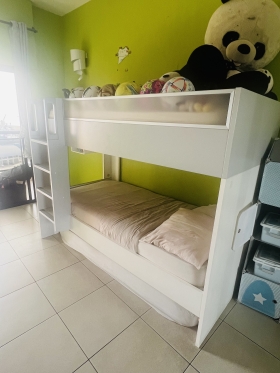 Chambre enfant  Chambre enfant , constitué d’une armoire 3 battant et d’un lit superposé de la marque GAUTHIER . 
Couleur blanc /gris 