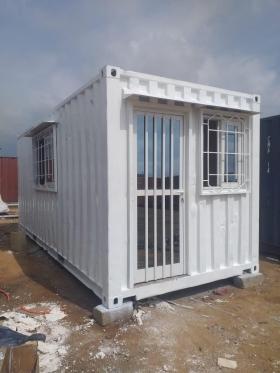 sos bricolage Transformer un container en maison chic Habitat piscine en bureau avec un L'espace de travail,ouverte assurent une importante luminosité tout en étant sécurisées par la fermeture des por