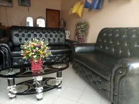 Salon en cuir Salon en cuir disponible chez Samba Services Déco avec une garantie et une table basse offerte.